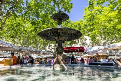 Uzès_Place-du-marché-aux-herbes